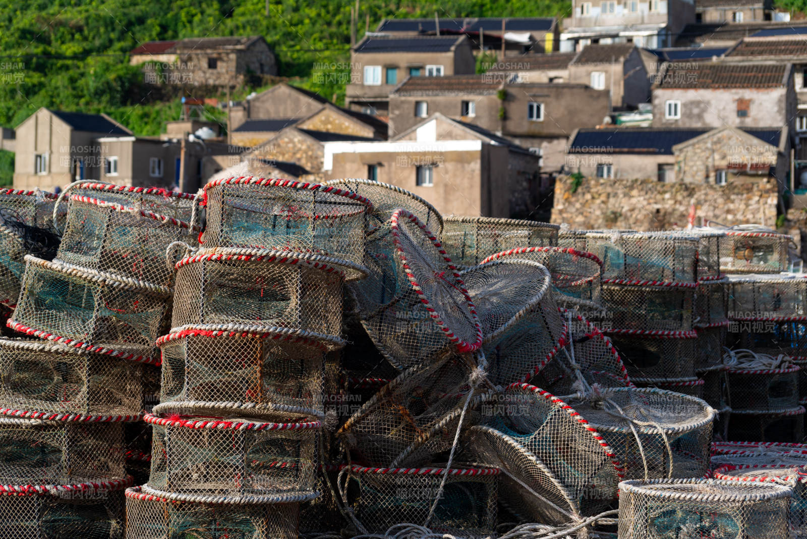 漁村籠網(wǎng)堆疊