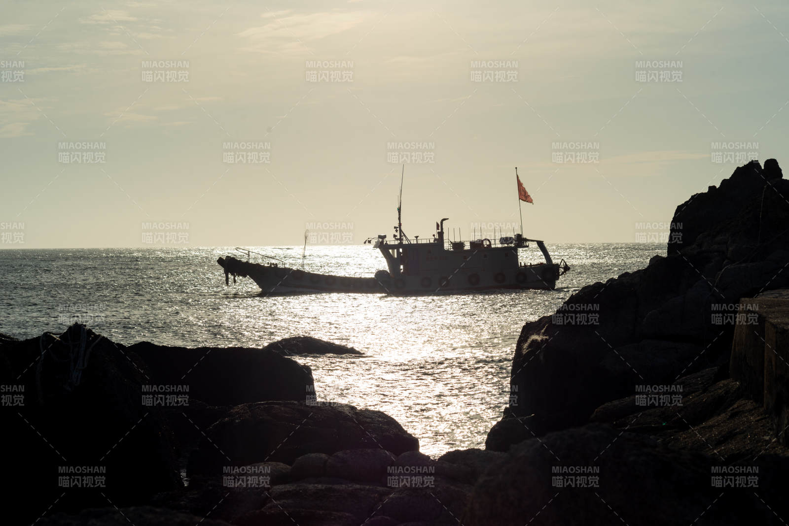 漁船剪影海景
