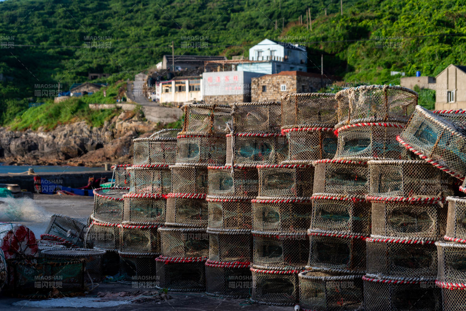 漁網(wǎng)籠堆疊岸邊