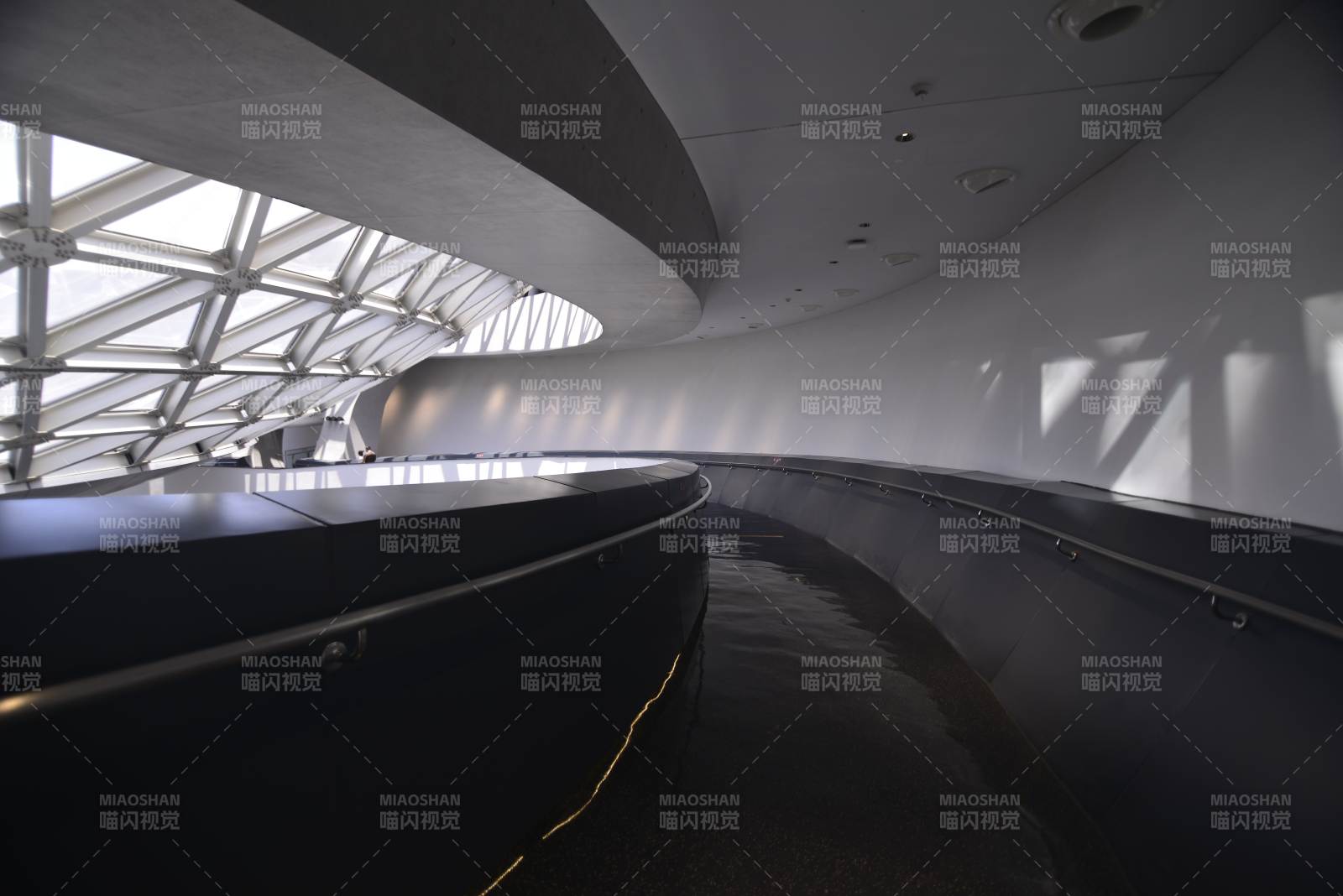 上海天文館現代建筑內部通道