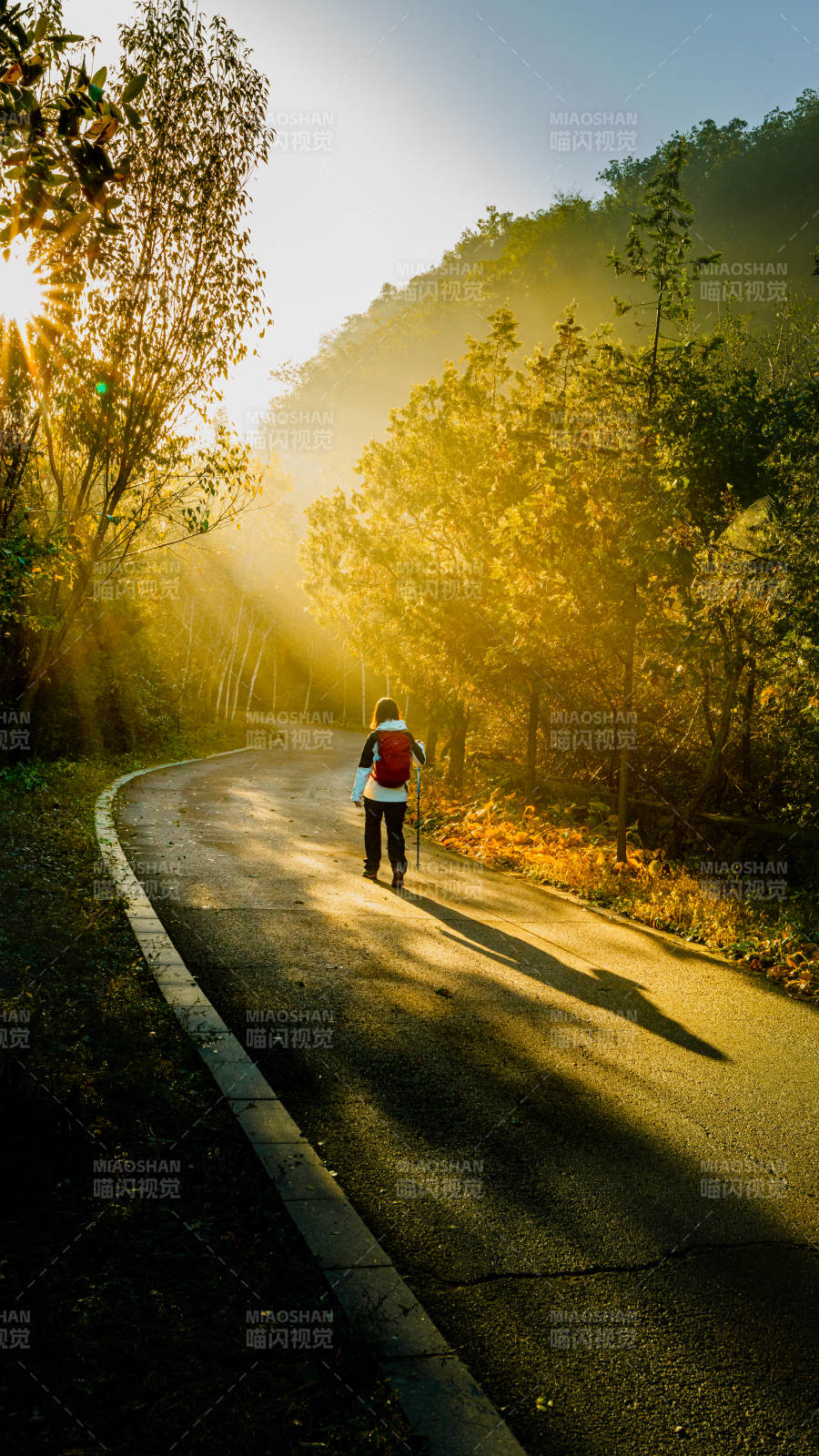 晨光中的徒步者