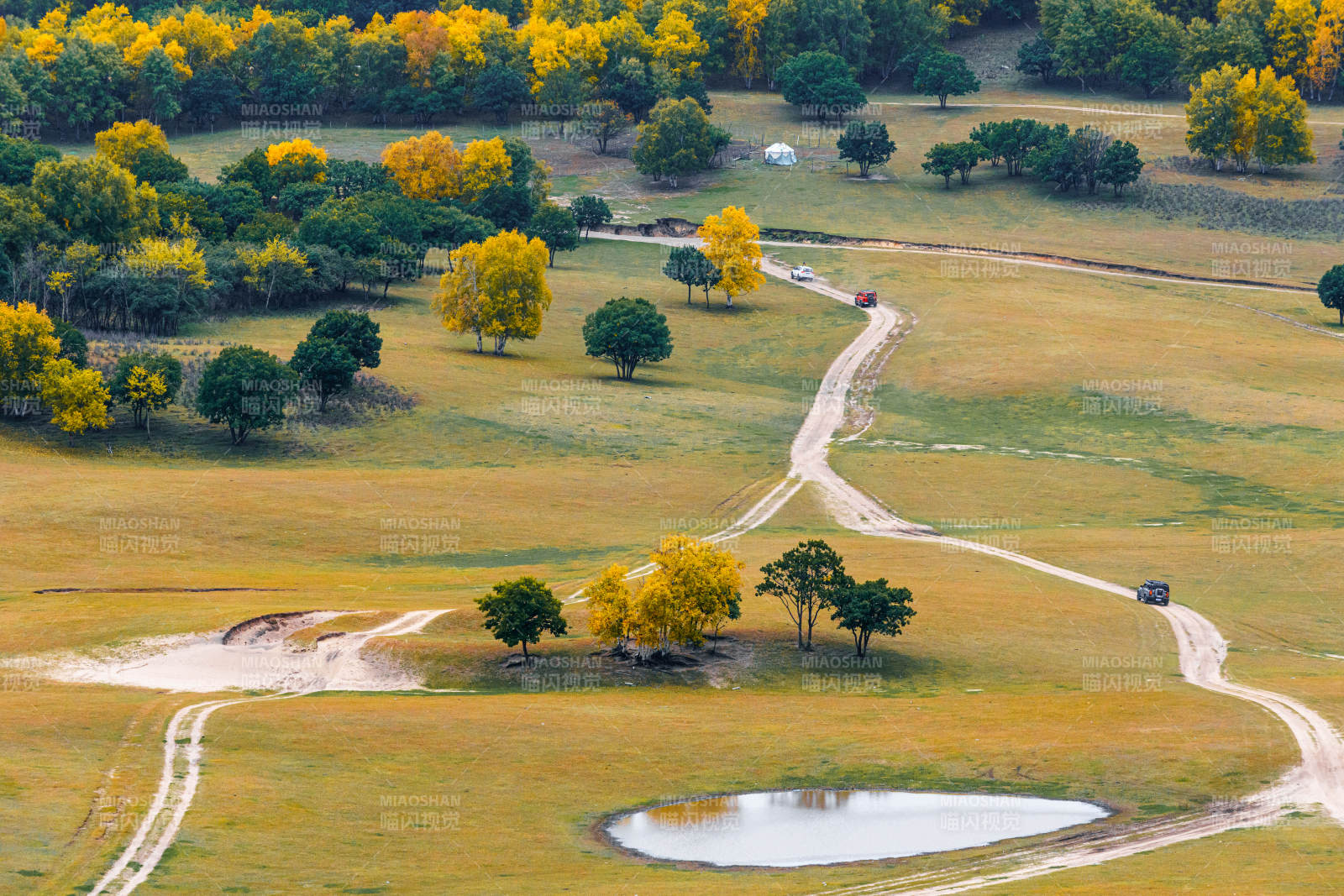 烏蘭布統(tǒng)大草原秋野小徑繞池塘