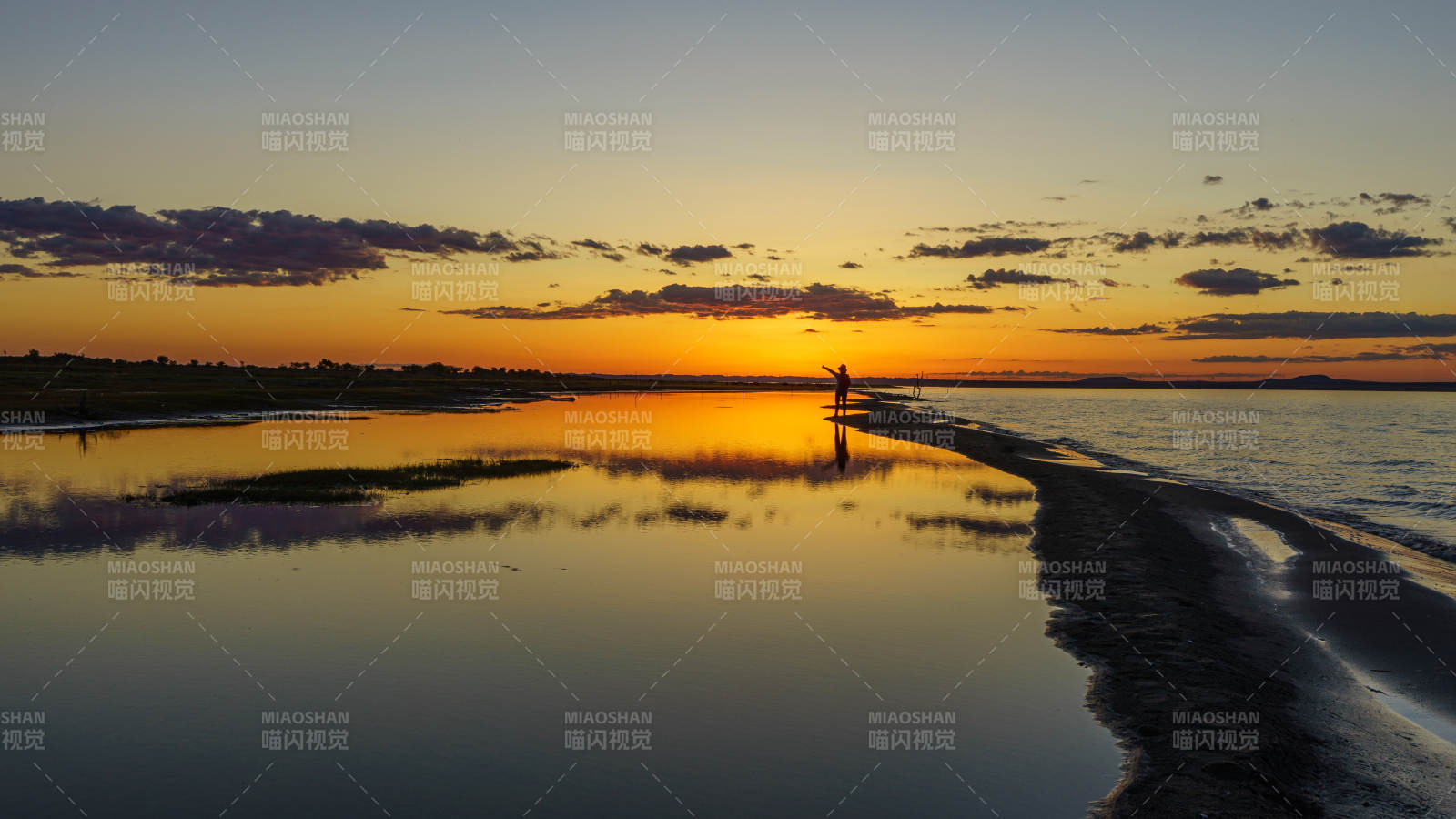 內(nèi)蒙古達(dá)里湖夕陽下的寧?kù)o海灘