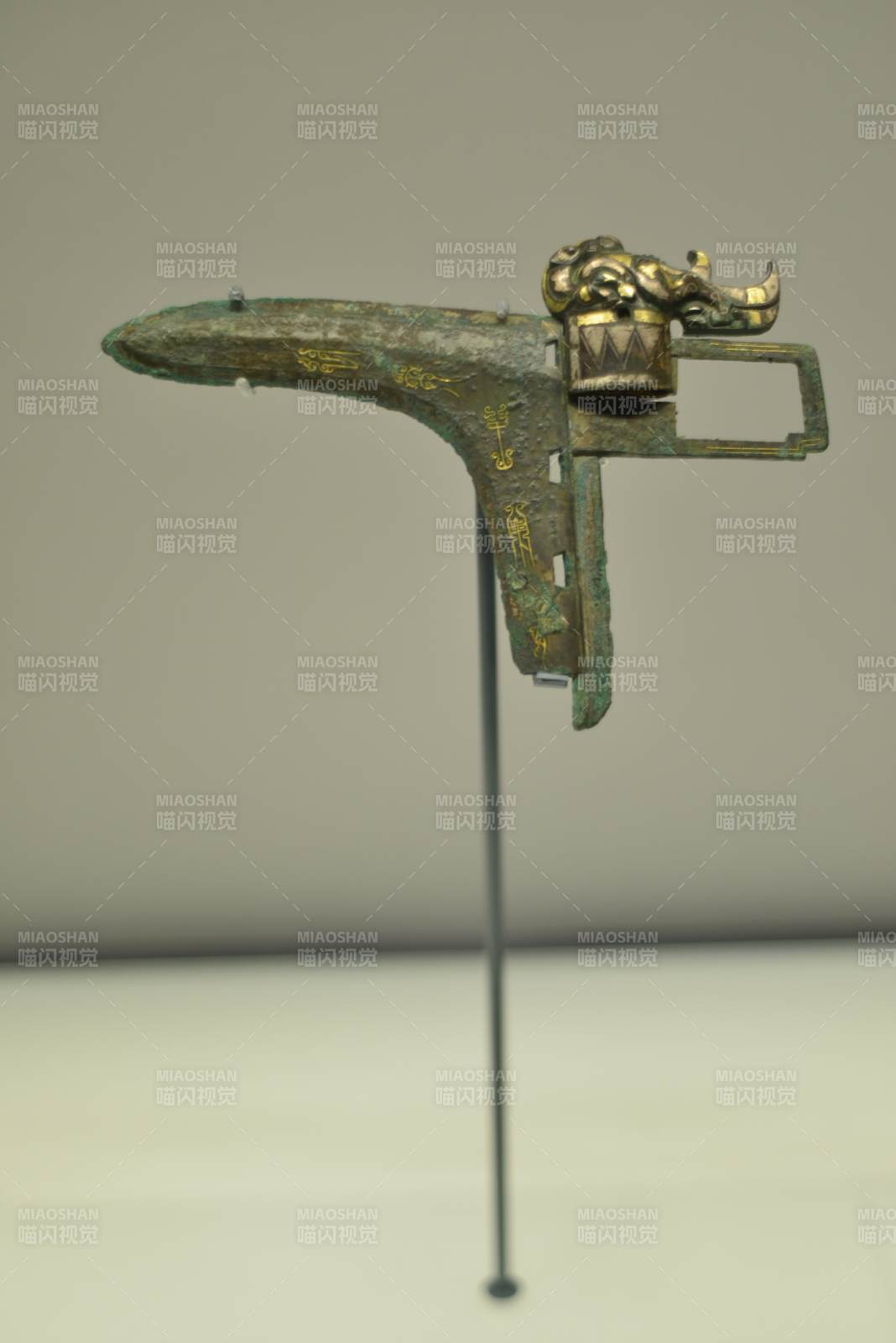 青銅龍首鉤形器