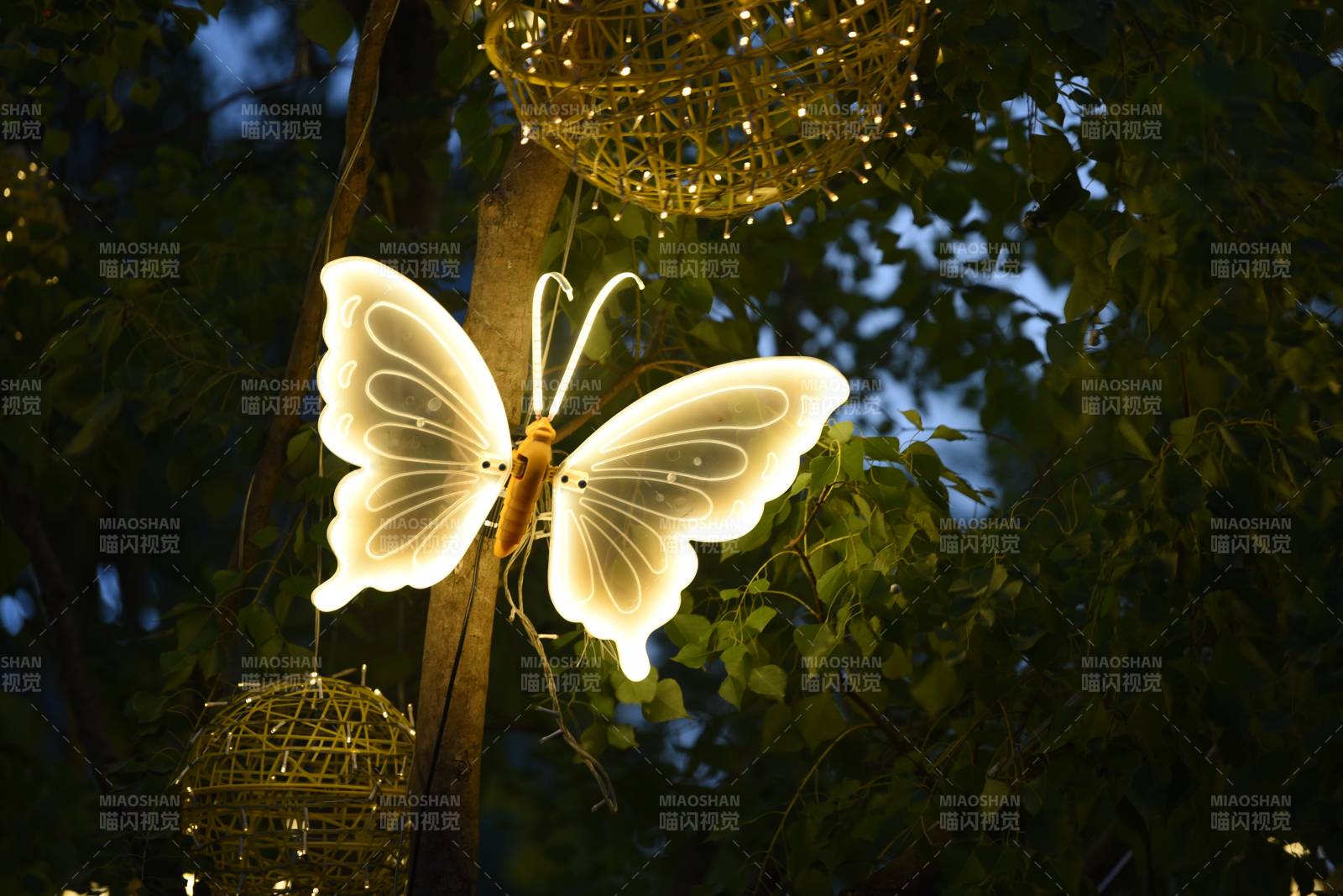 发光蝴蝶艺术装置