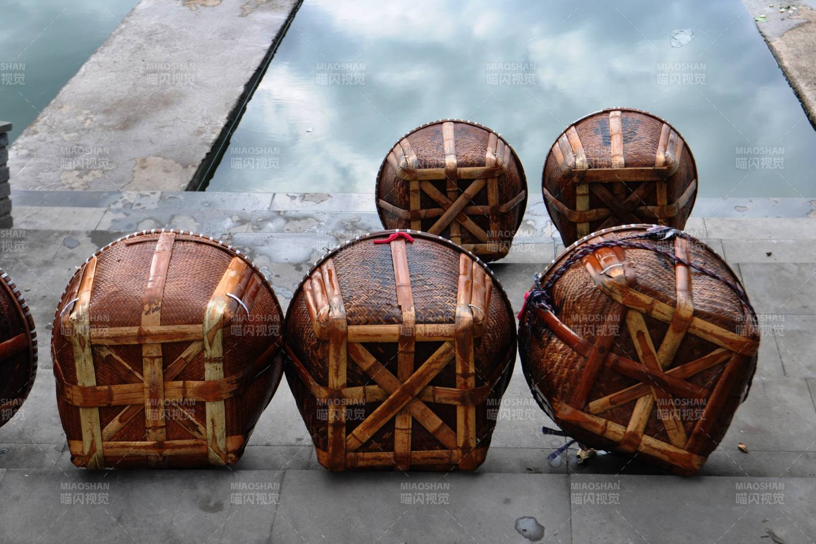 竹编篮子静置池边