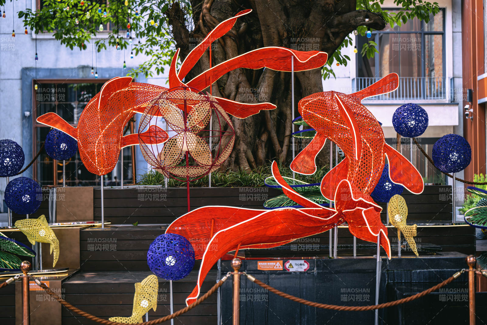 红鱼彩灯装置迎风舞