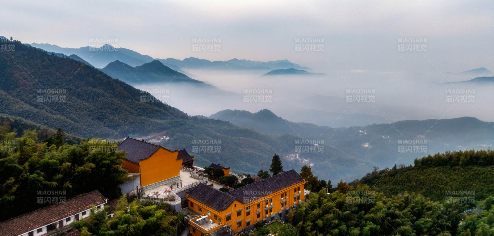 山間云霧繚繞的村落