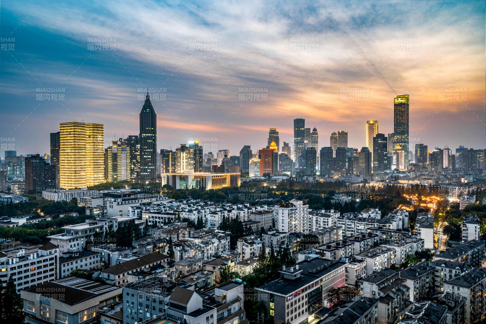 城市黄昏美景天际线