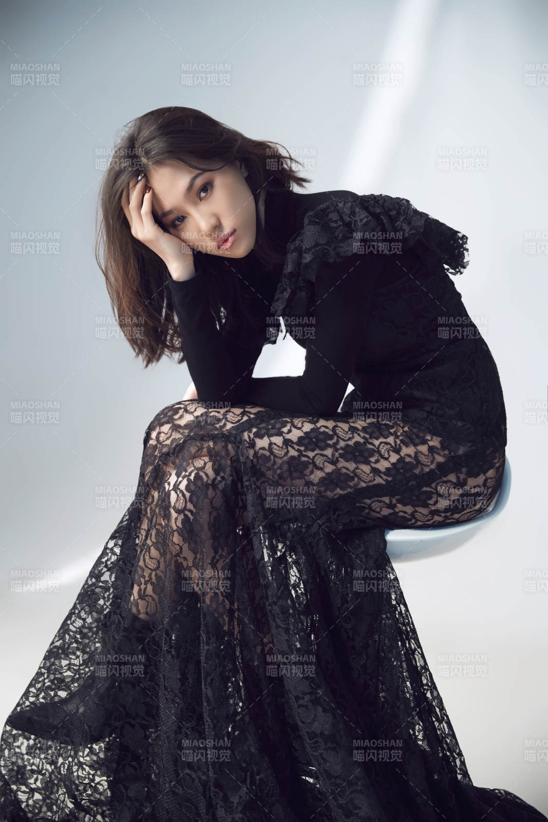 黑紗裙的優雅姿態