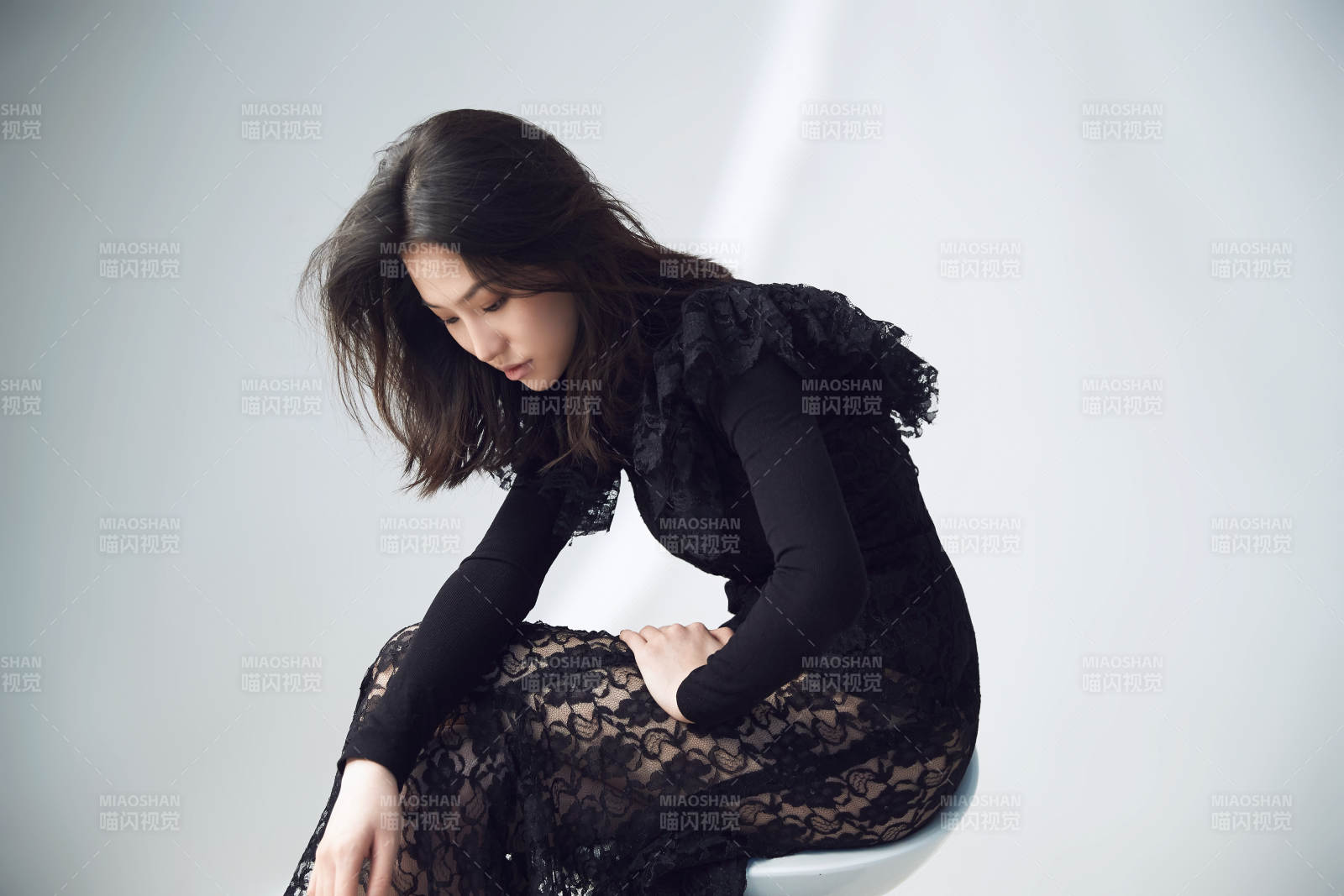 黑裙女子靜坐沉思