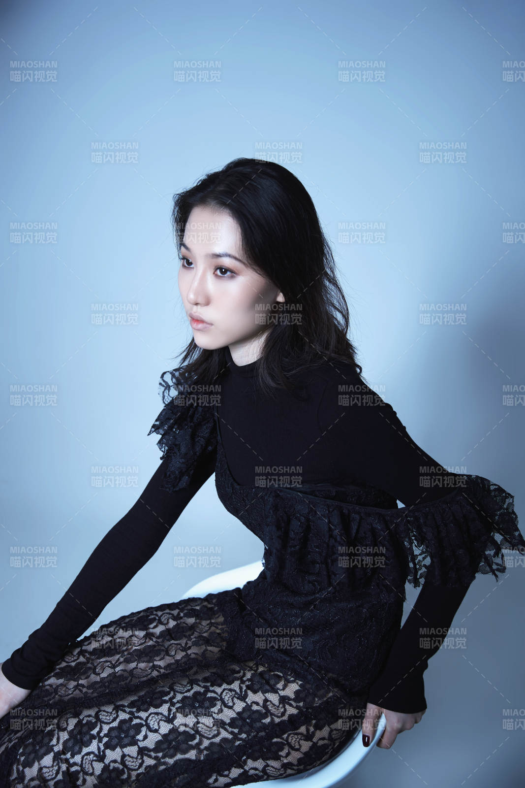 黑裙女子靜坐凝視