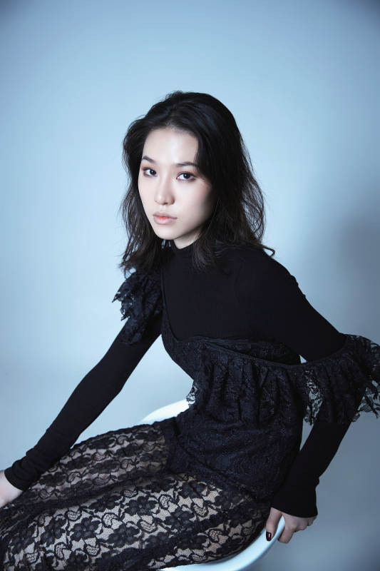 黑裙女子静坐凝视