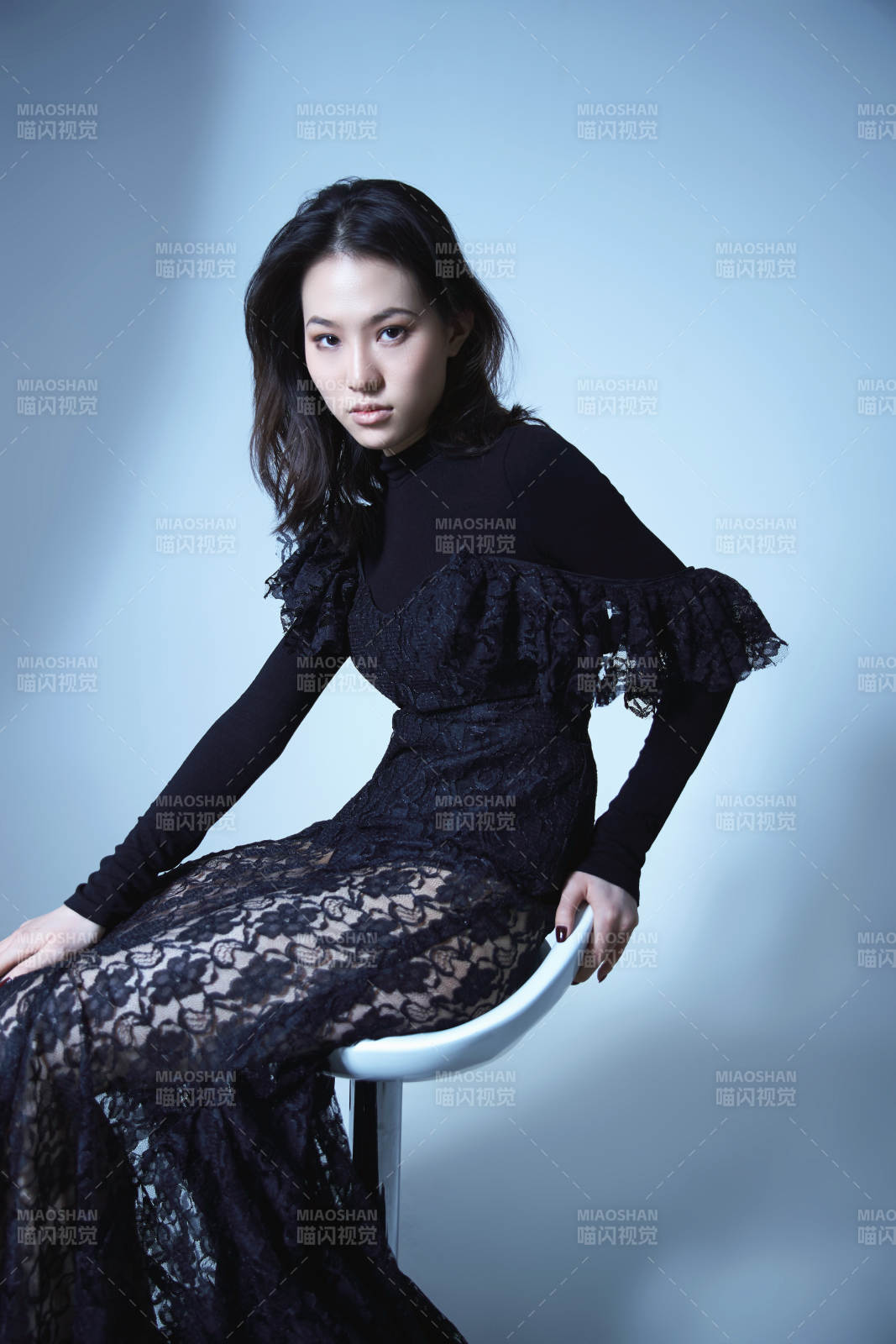 黑裙女子優雅坐姿