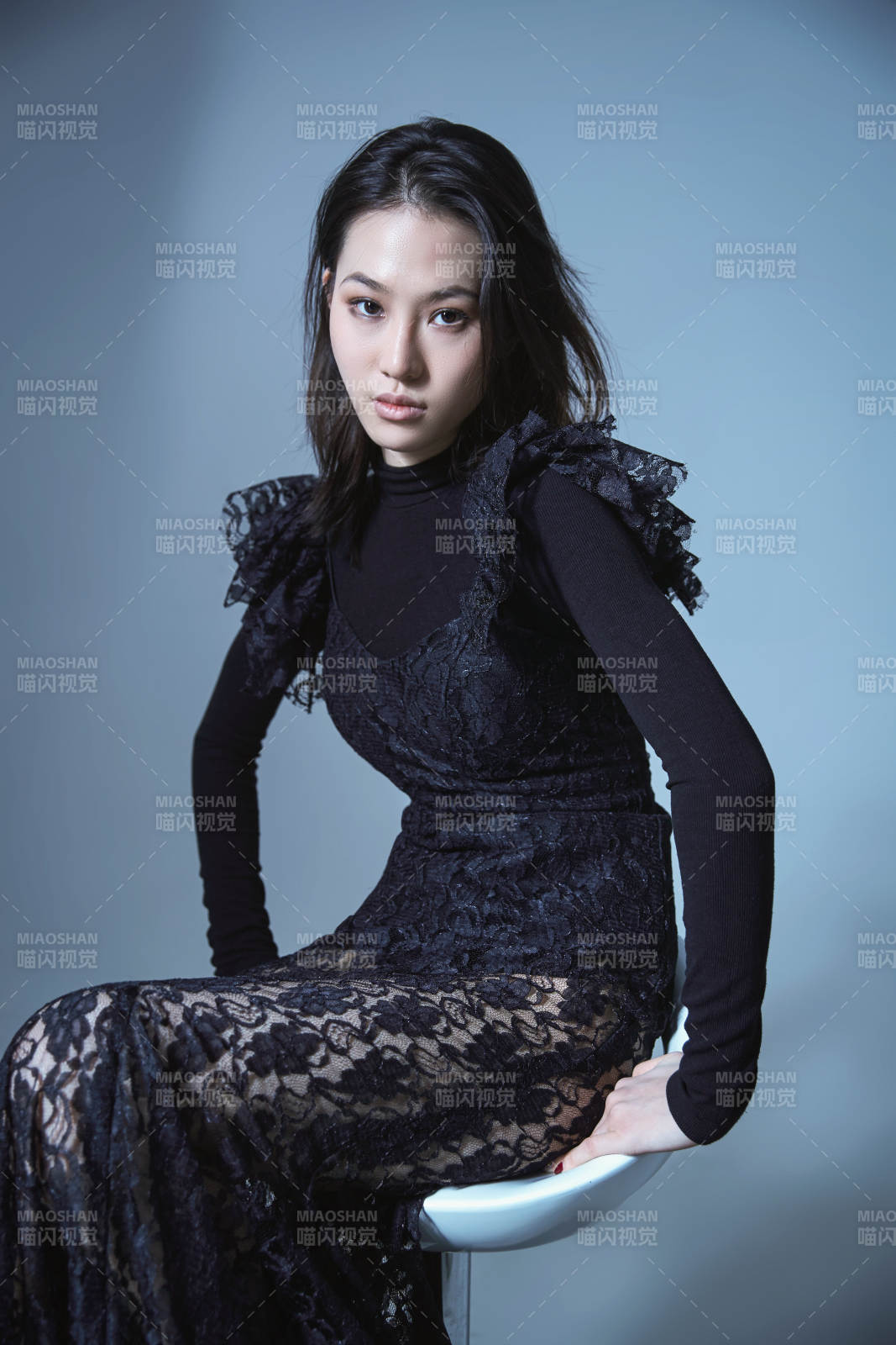 黑紗裙女子靜坐