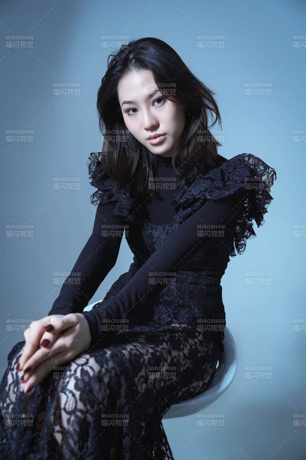 黑裙女子靜坐凝視