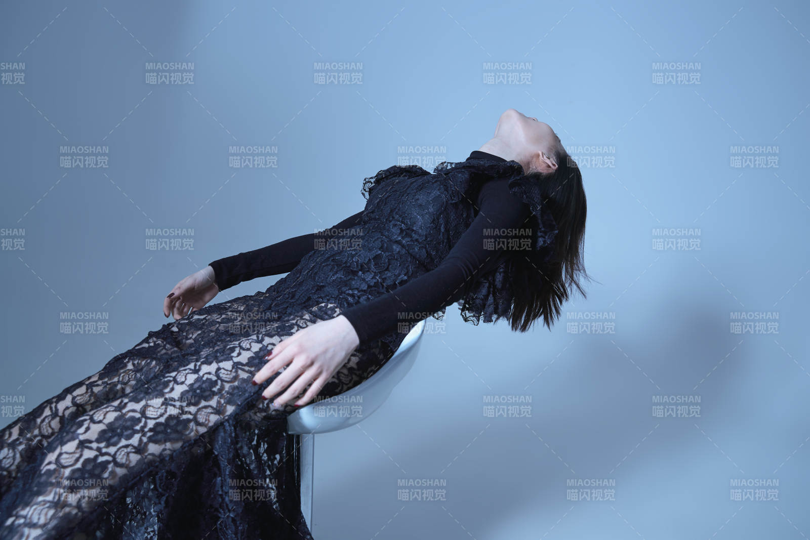 黑裙女子仰臥椅上