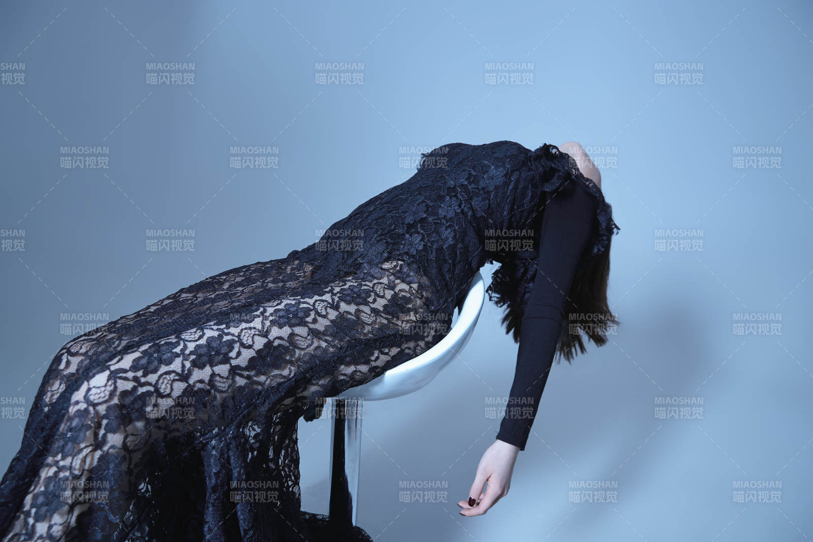 黑紗舞者靜謐瞬間