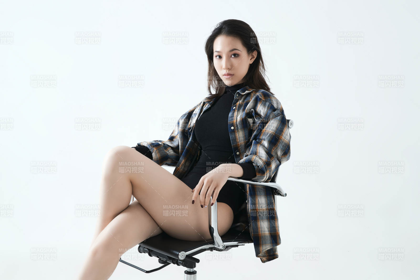 時(shí)尚女性坐姿寫真