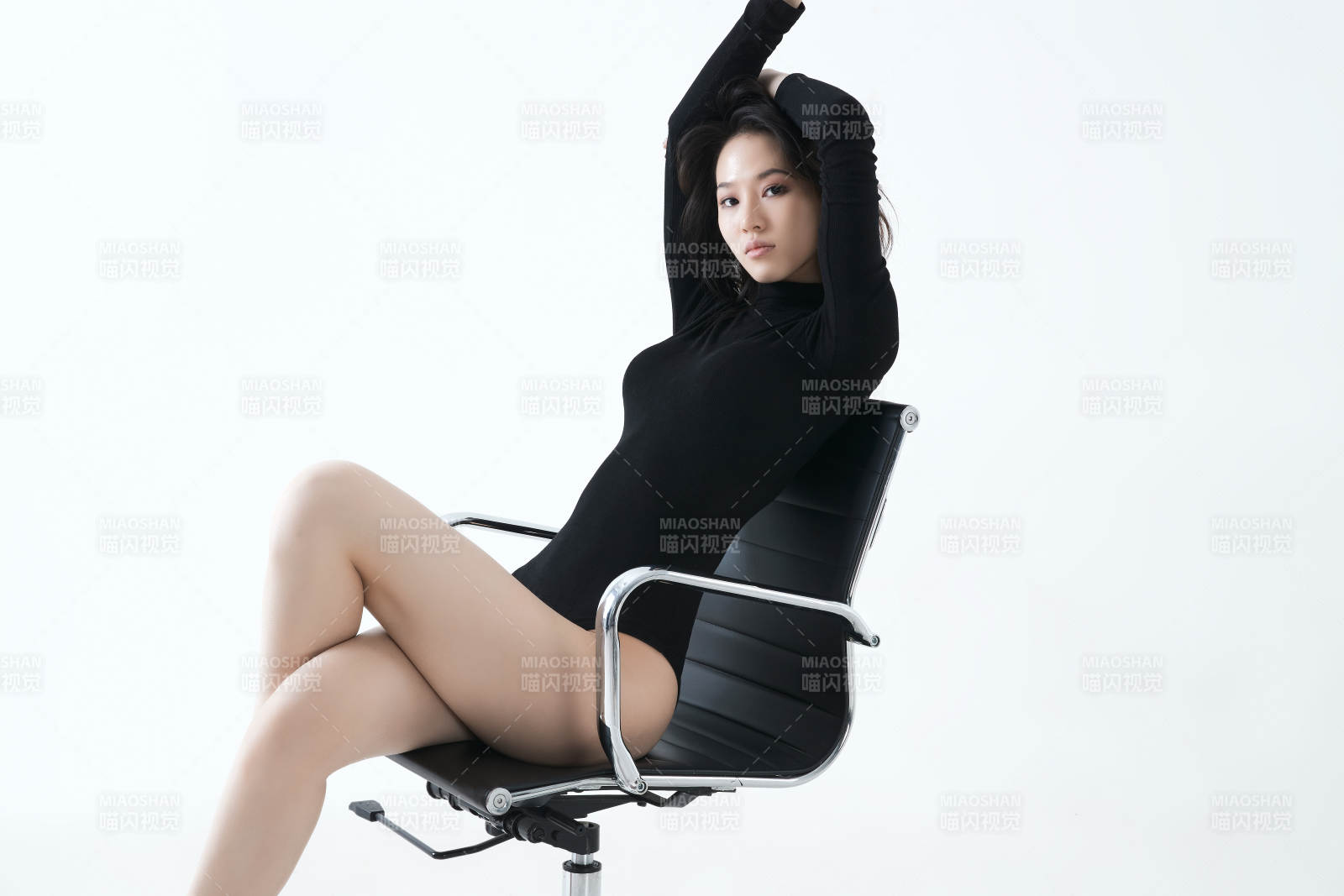 黑衣女子優雅坐姿