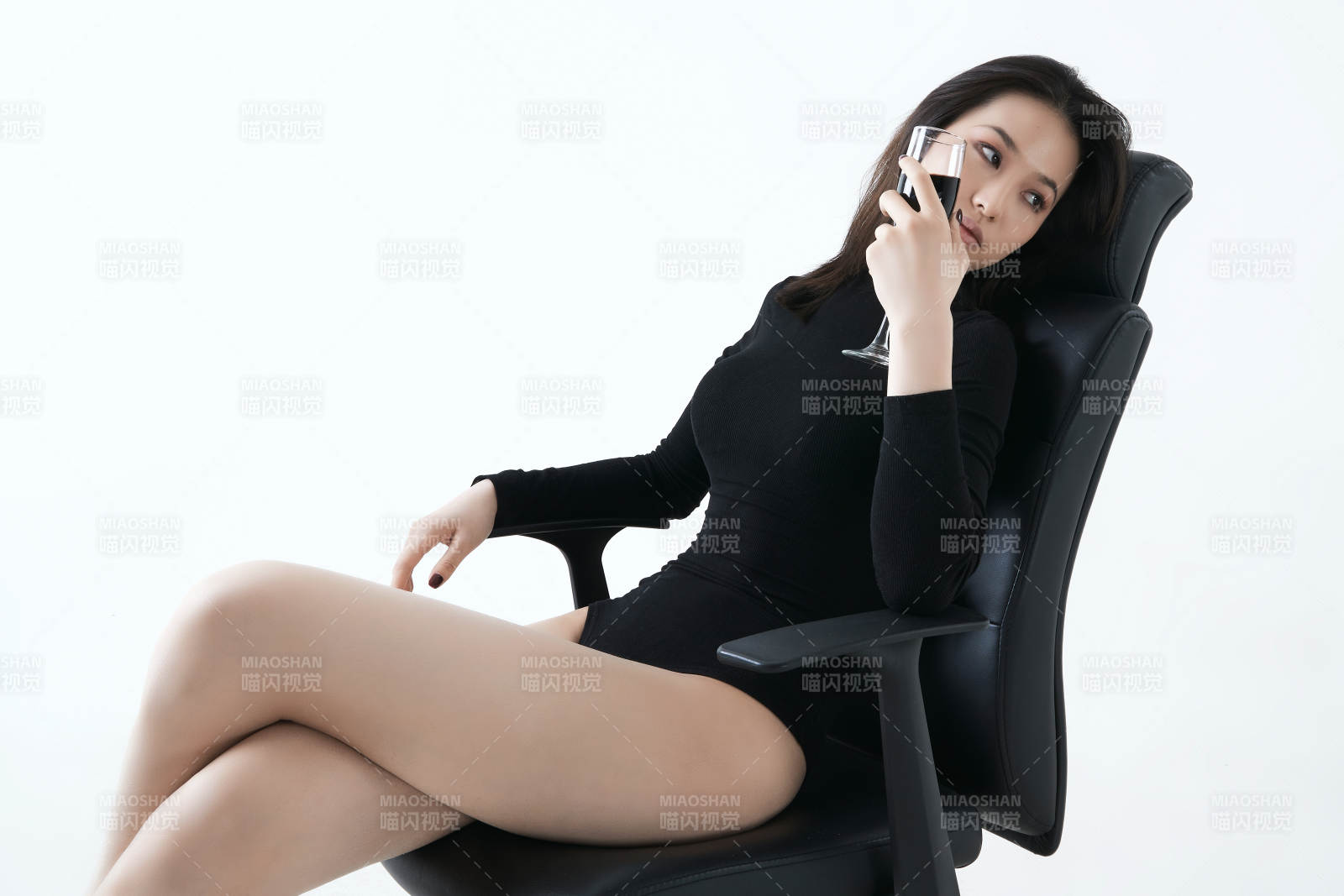 優(yōu)雅女子品酒瞬間