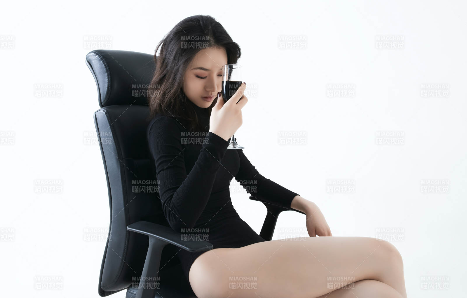 女子坐椅玩手机