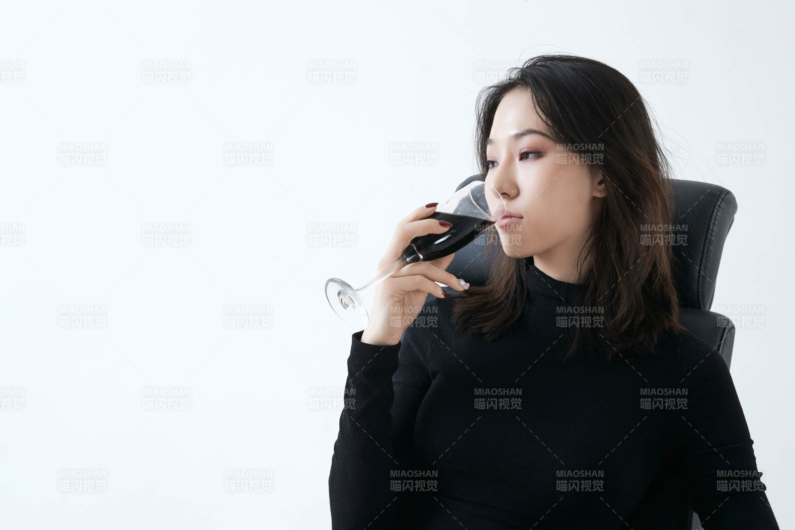 品酒女子靜享時光