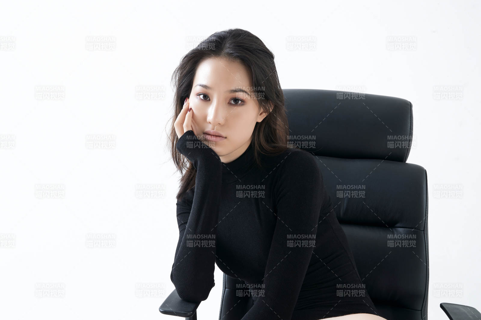 穿著黑色舞蹈服翩翩起舞的亞洲少女