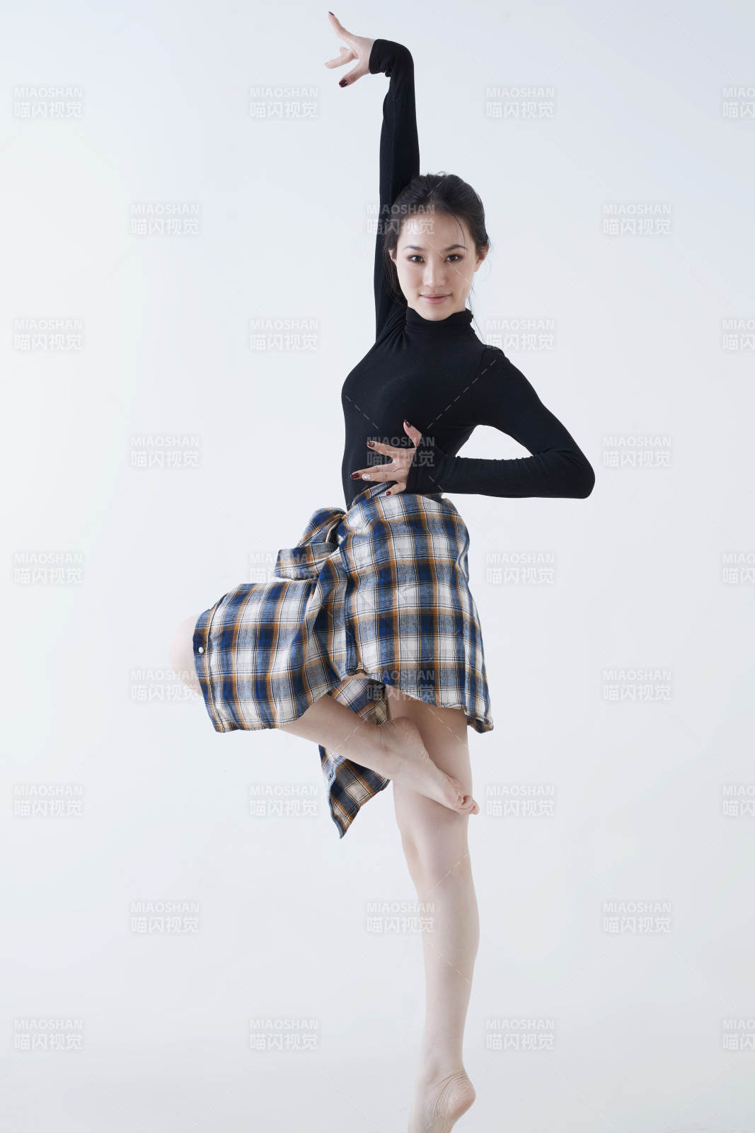 穿著黑色舞蹈服翩翩起舞的亞洲少女