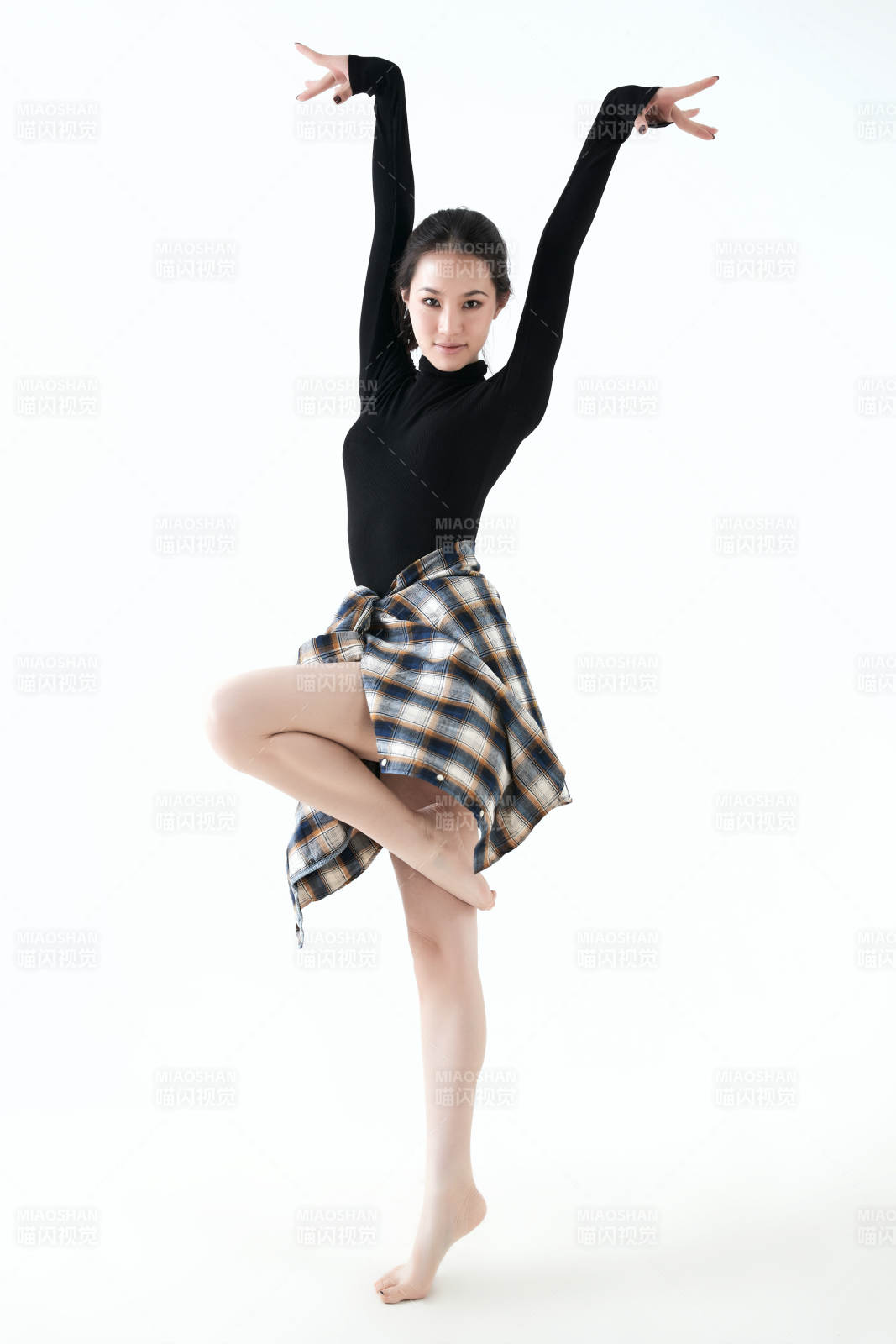 穿著黑色舞蹈服翩翩起舞的亞洲少女