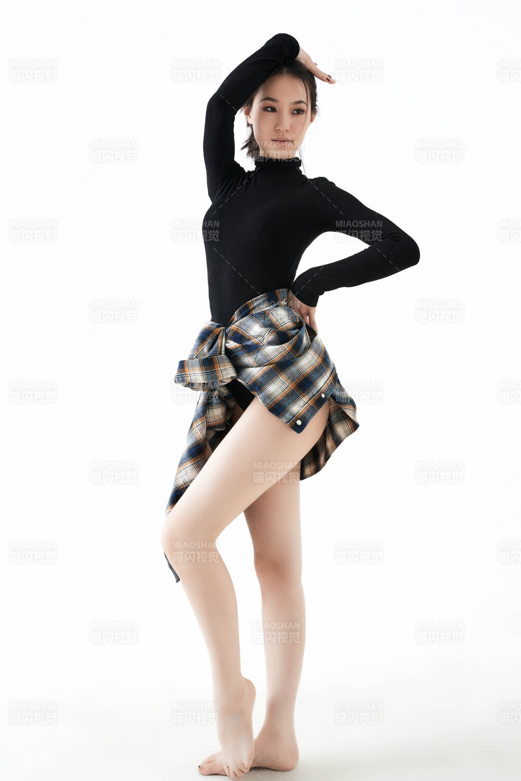 穿著黑色舞蹈服翩翩起舞的亞洲少女