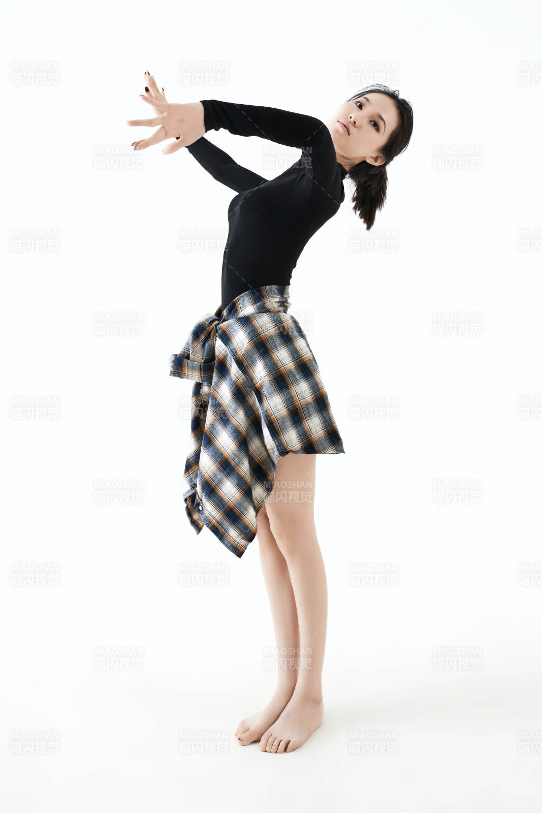 穿著黑色舞蹈服翩翩起舞的亞洲少女