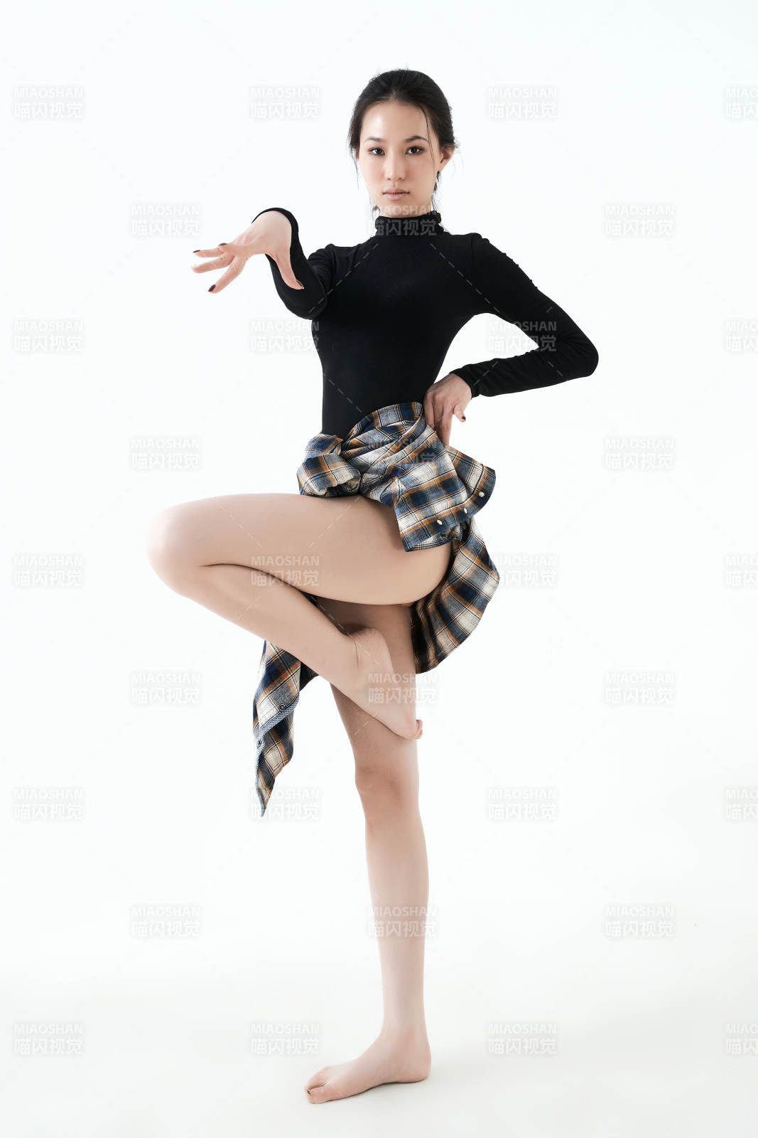 穿著黑色舞蹈服翩翩起舞的亞洲少女