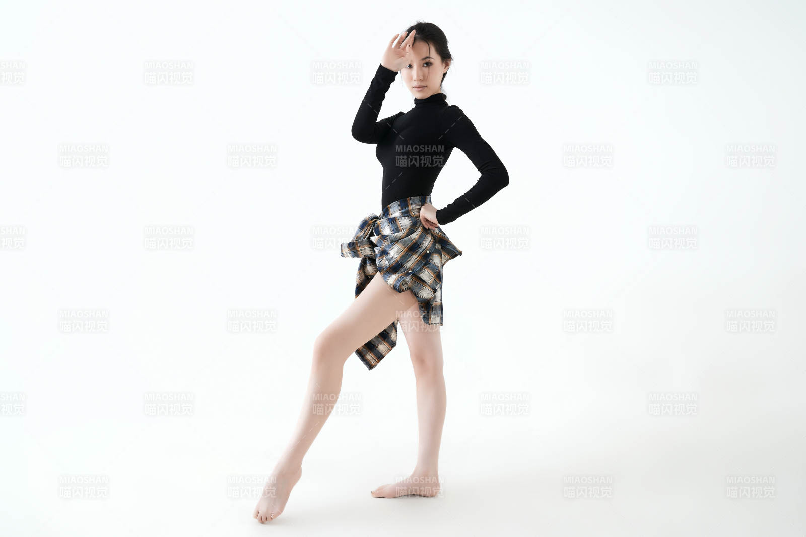 穿著黑色舞蹈服翩翩起舞的亞洲少女