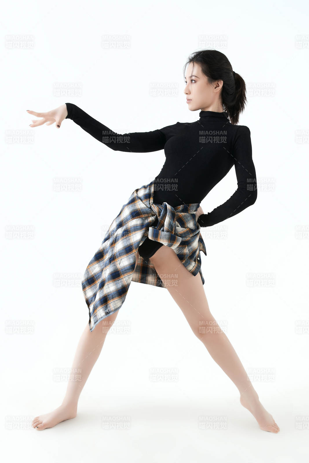 穿著黑色舞蹈服翩翩起舞的亞洲少女