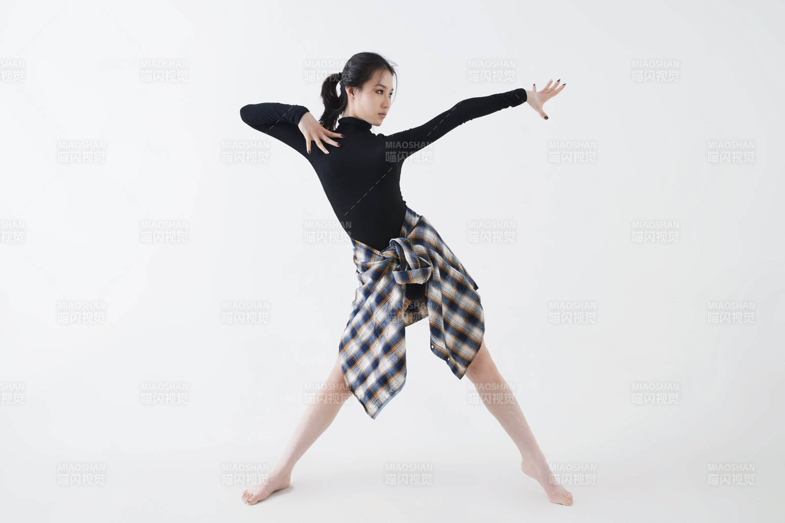 穿著黑色舞蹈服翩翩起舞的亞洲少女