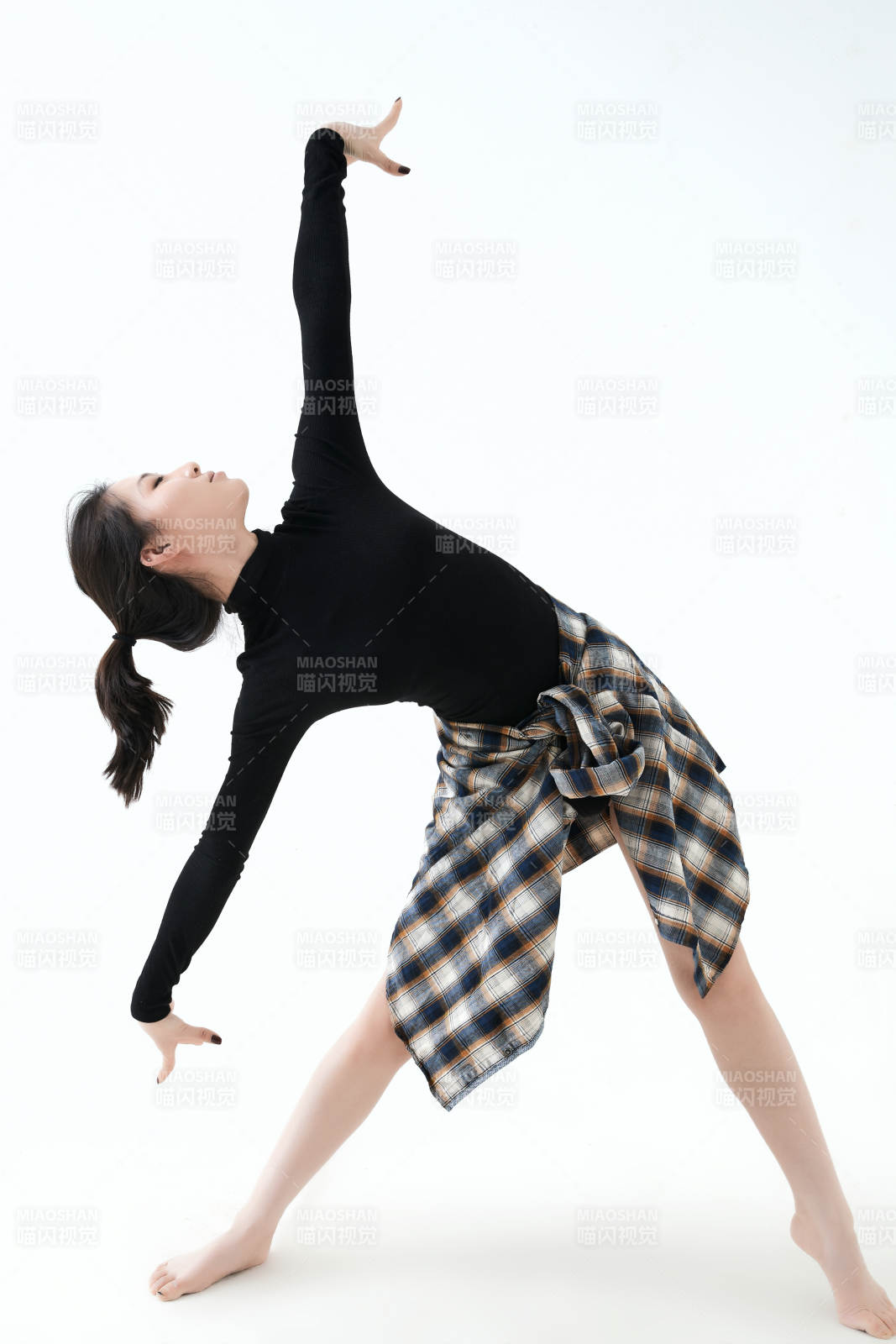 穿著黑色舞蹈服翩翩起舞的亞洲少女