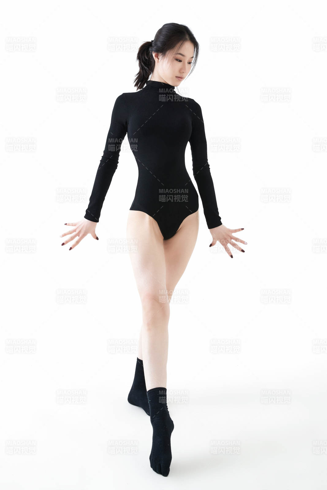 穿著黑色舞蹈服翩翩起舞的亞洲少女