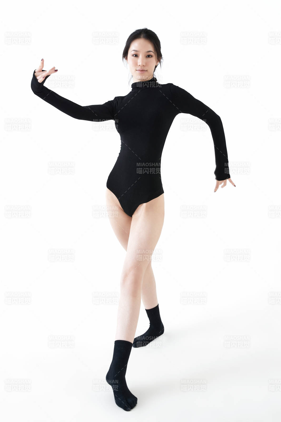 穿着黑色舞蹈服翩翩起舞的亚洲少女