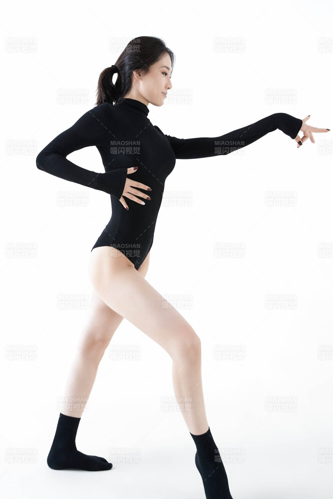 穿著黑色舞蹈服翩翩起舞的亞洲少女