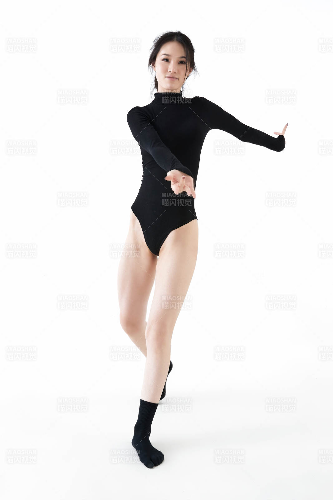 穿著黑色舞蹈服翩翩起舞的亞洲少女