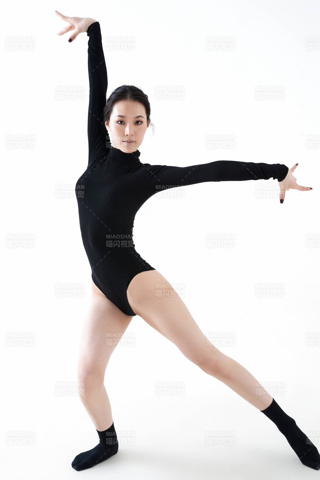 穿著黑色舞蹈服翩翩起舞的亞洲少女