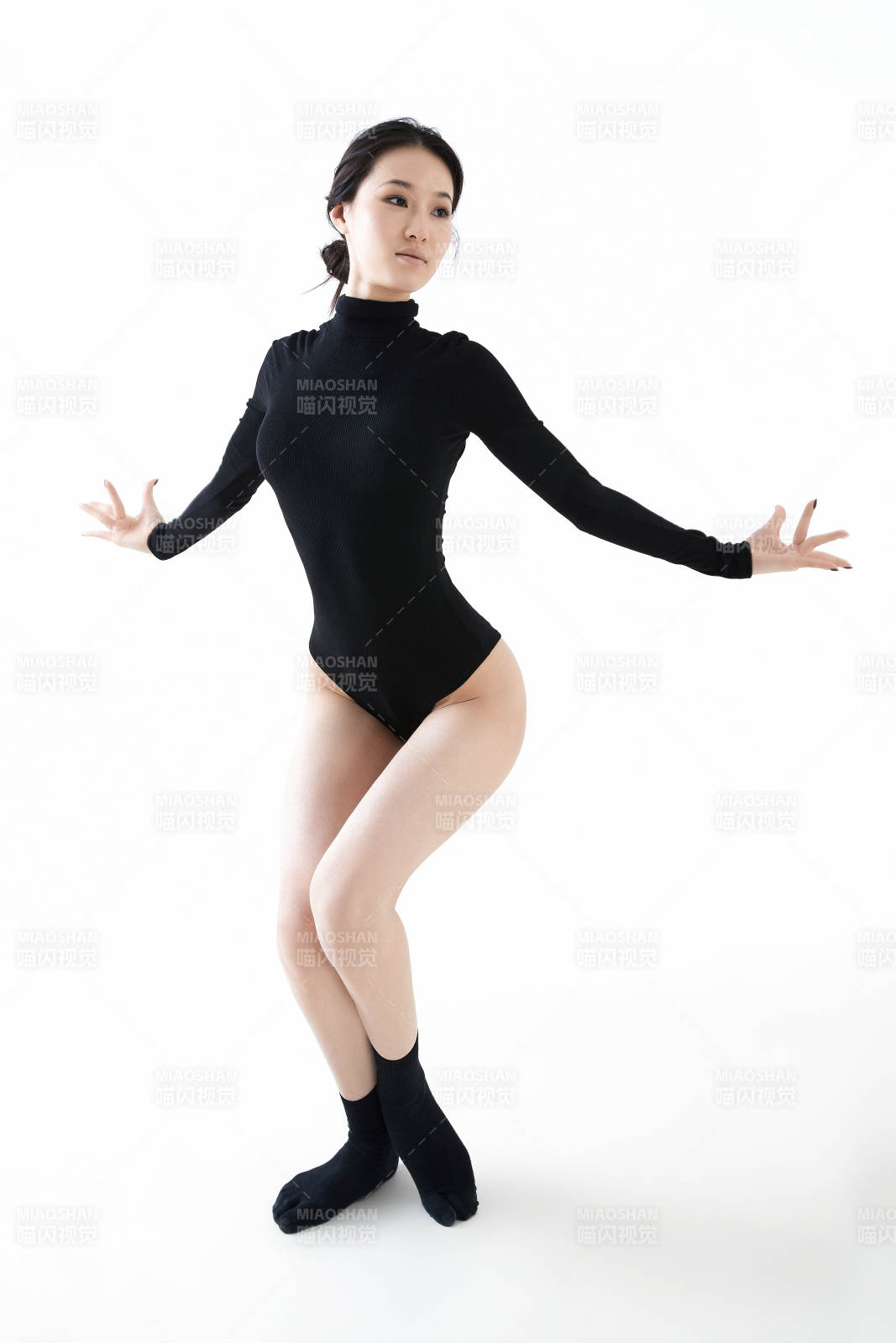 穿著黑色舞蹈服翩翩起舞的亞洲少女