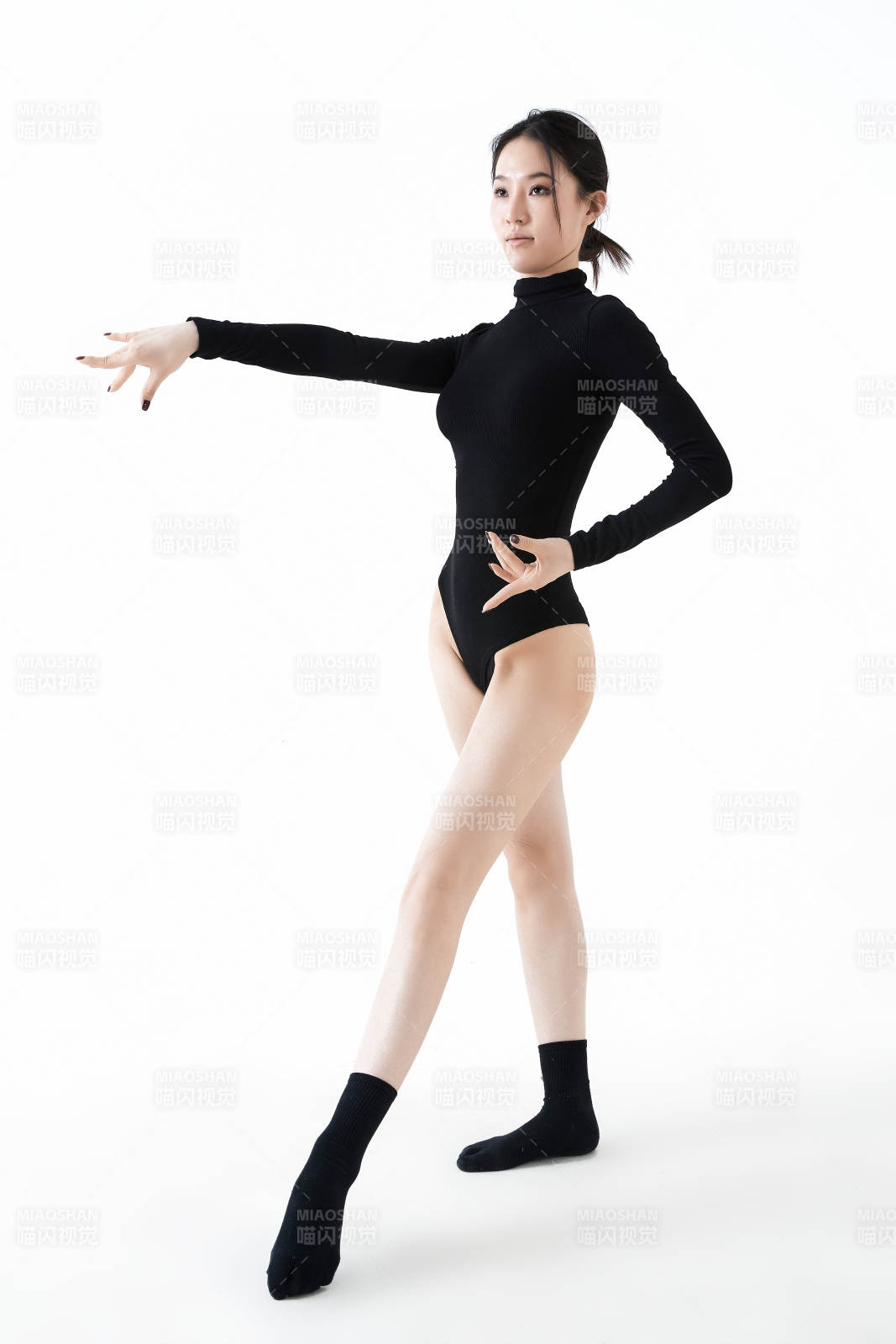 穿着黑色舞蹈服翩翩起舞的亚洲少女