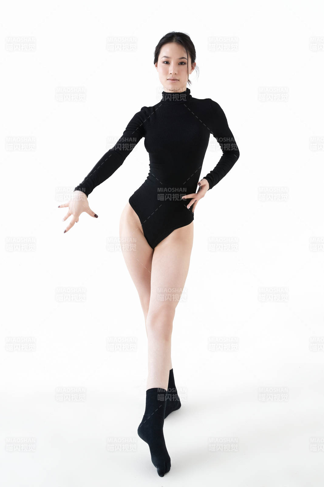 穿著黑色舞蹈服翩翩起舞的亞洲少女