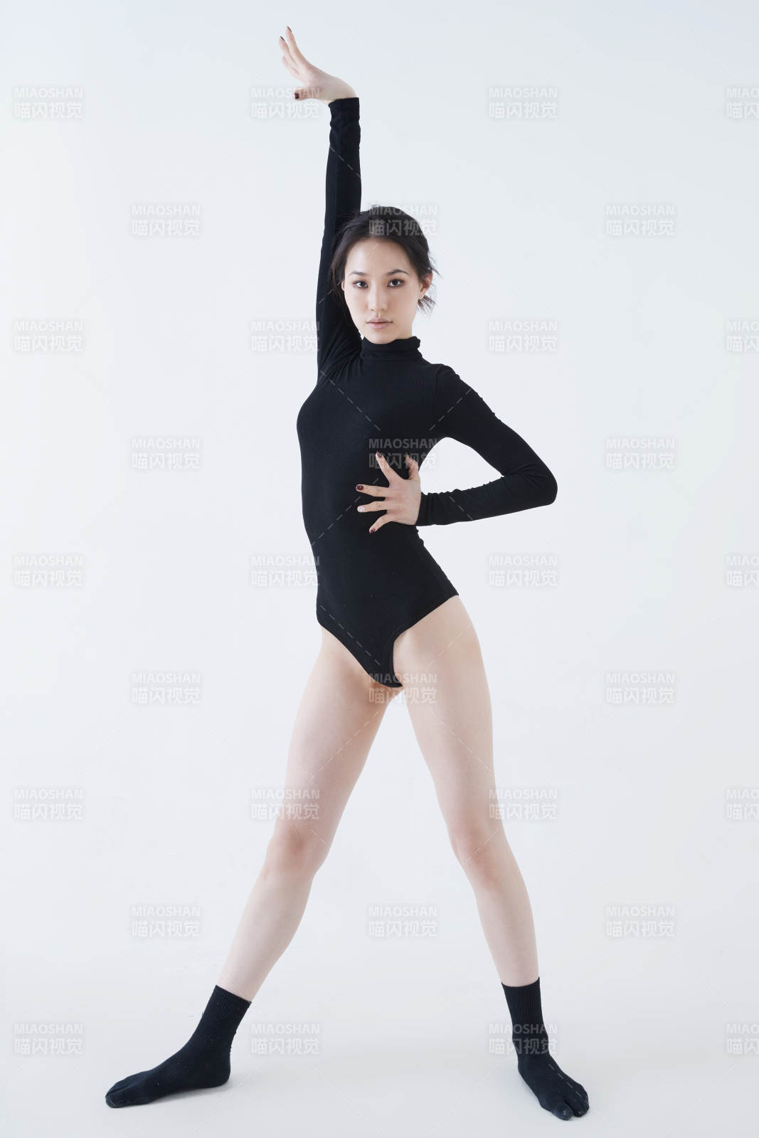 穿着黑色舞蹈服翩翩起舞的亚洲少女