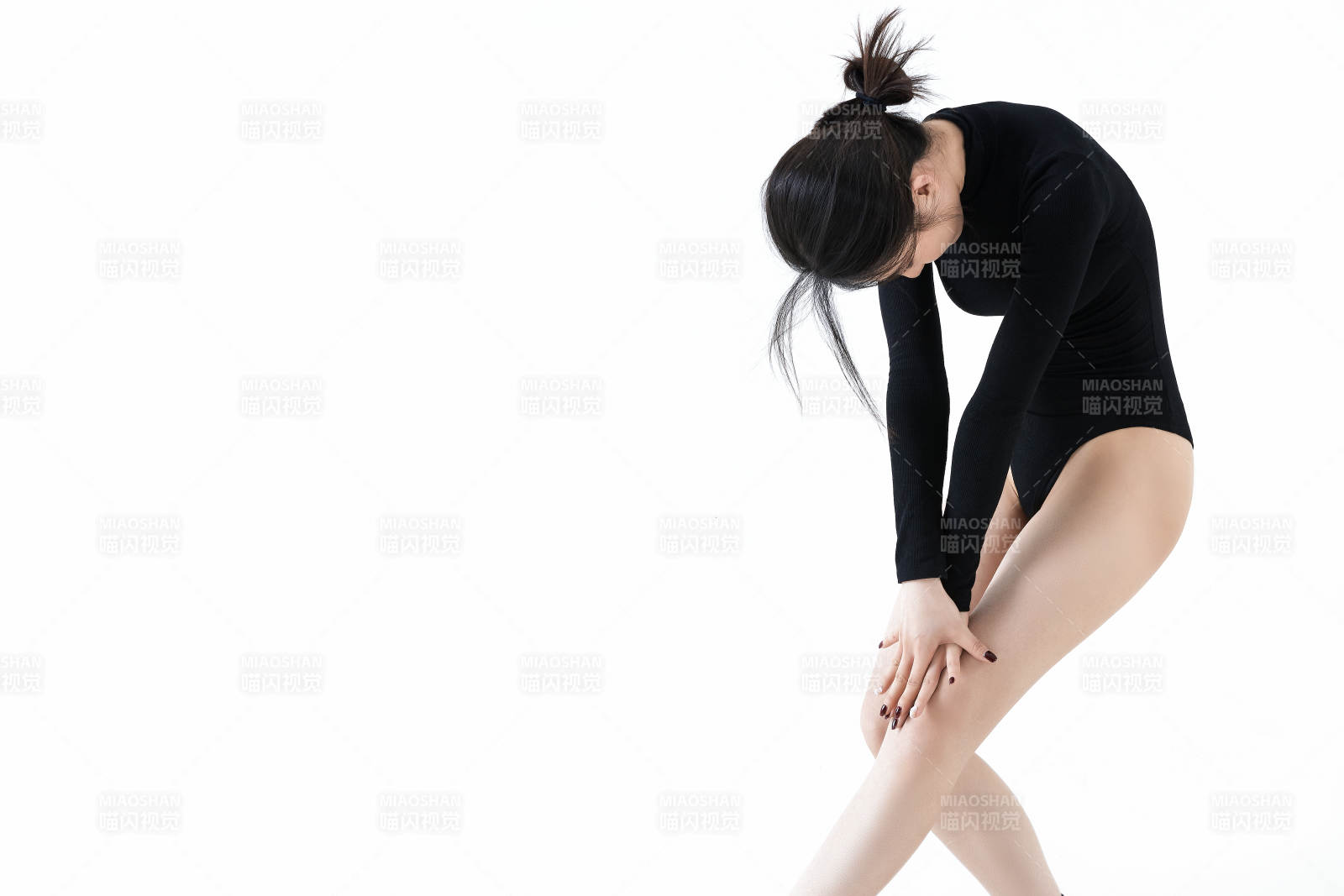 穿著黑色舞蹈服翩翩起舞的亞洲少女