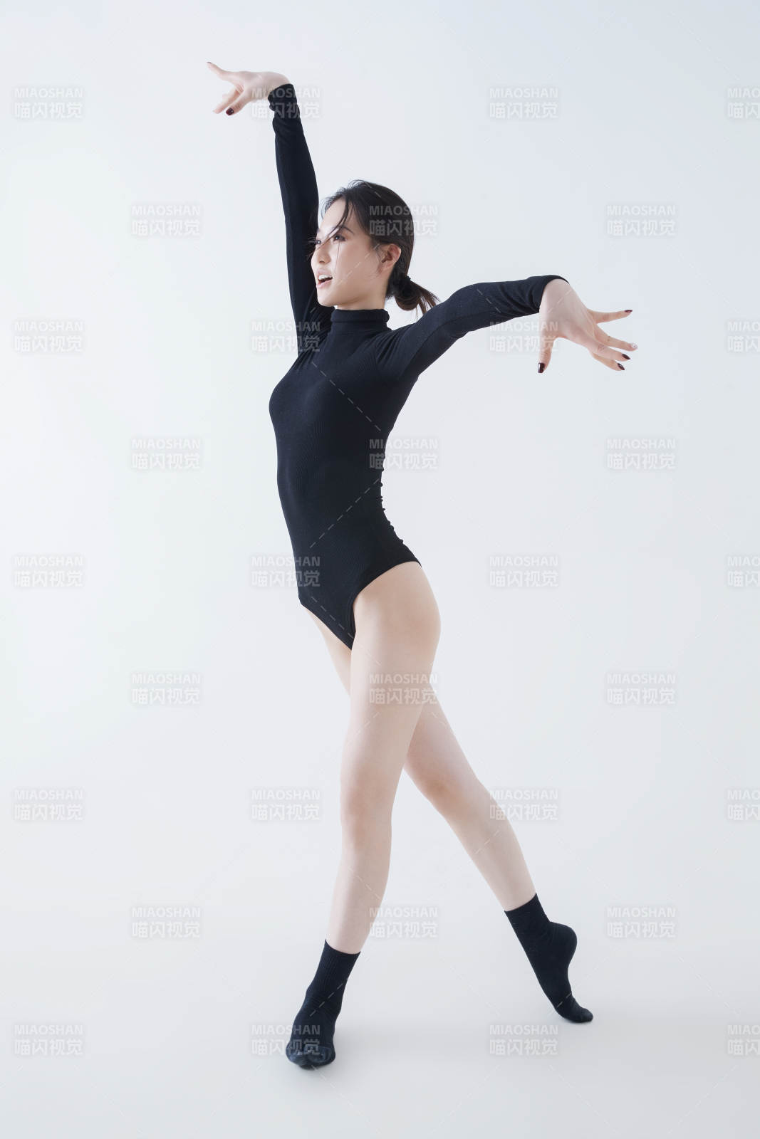 穿着黑色舞蹈服翩翩起舞的亚洲少女