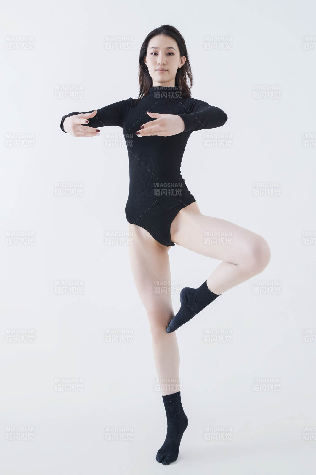 穿著黑色舞蹈服翩翩起舞的亞洲少女