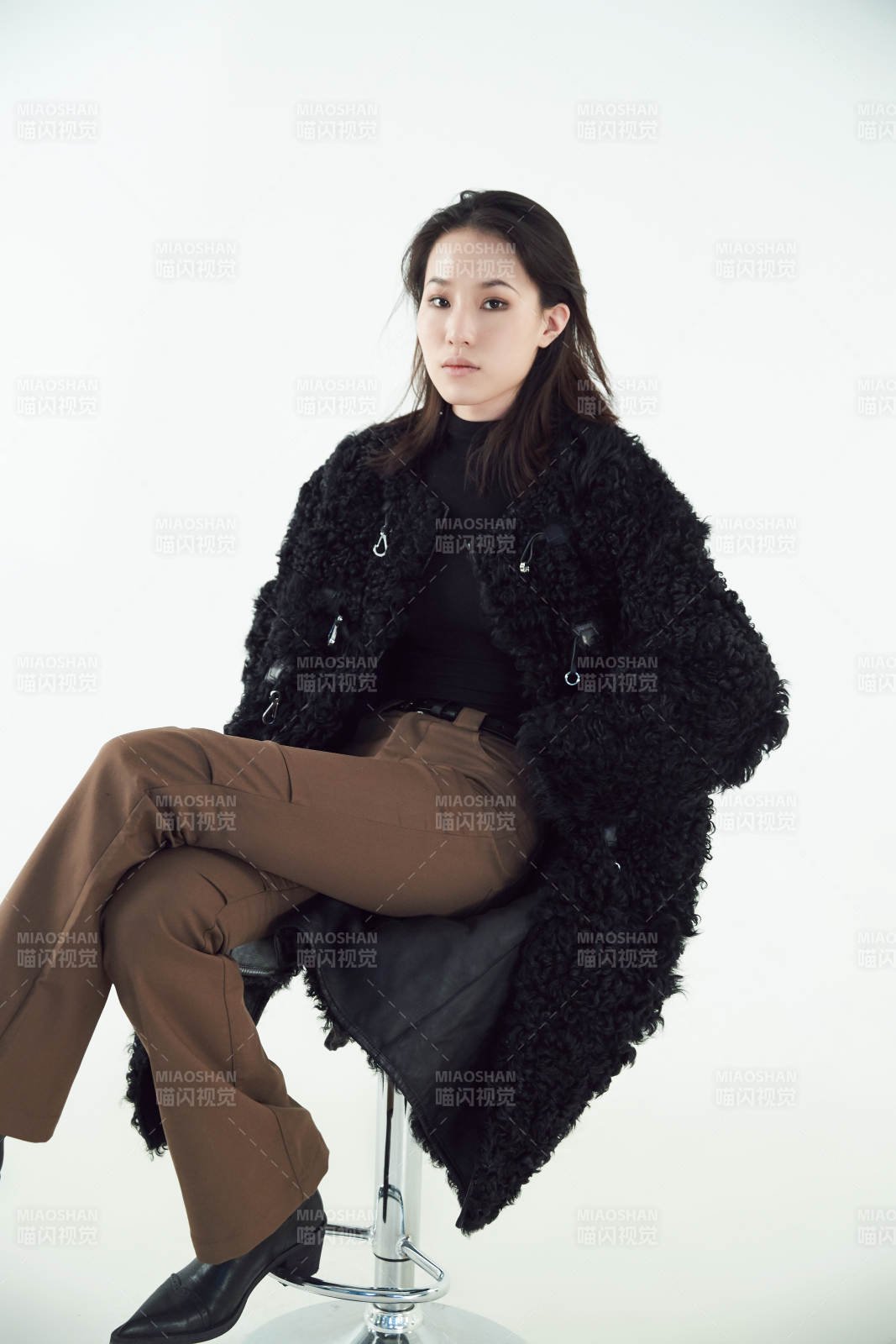 白色背景下的職業女性形象